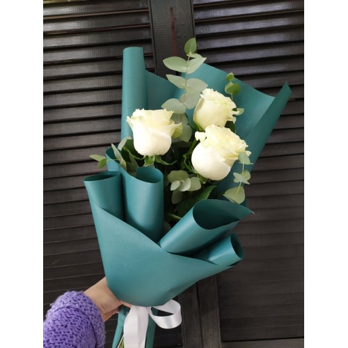 Купить на заказ Букет с белыми розами, 3 шт с доставкой в Уштобе