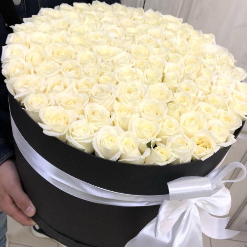 Купить на заказ 101 белая роза в коробке с доставкой в Уштобе