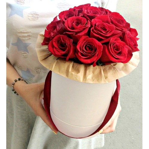 Купить на заказ 11 красных роз в коробке с доставкой в Уштобе