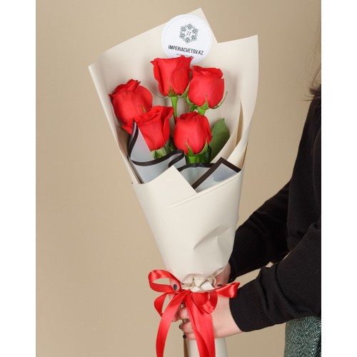 Купить на заказ Букет из 5 красных роз с доставкой в Уштобе