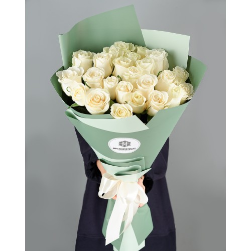 Купить на заказ Букет из 25 белых роз с доставкой в Уштобе