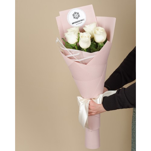 Купить на заказ Букет из 5 белых роз с доставкой в Уштобе