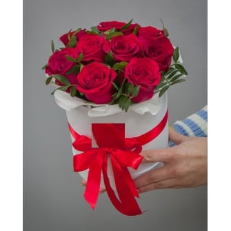 9 красных роз в коробке